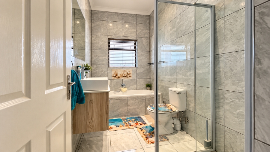 2 Bedroom Property for Sale in Hoogland Western Cape